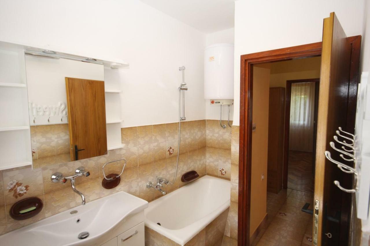 Two Bedroom Apartment, Nice Neighborhood, Free Parking, Wifi Póla Kültér fotó