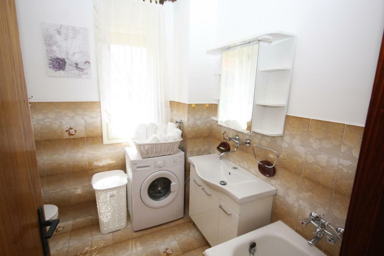 Two Bedroom Apartment, Nice Neighborhood, Free Parking, Wifi Póla Kültér fotó