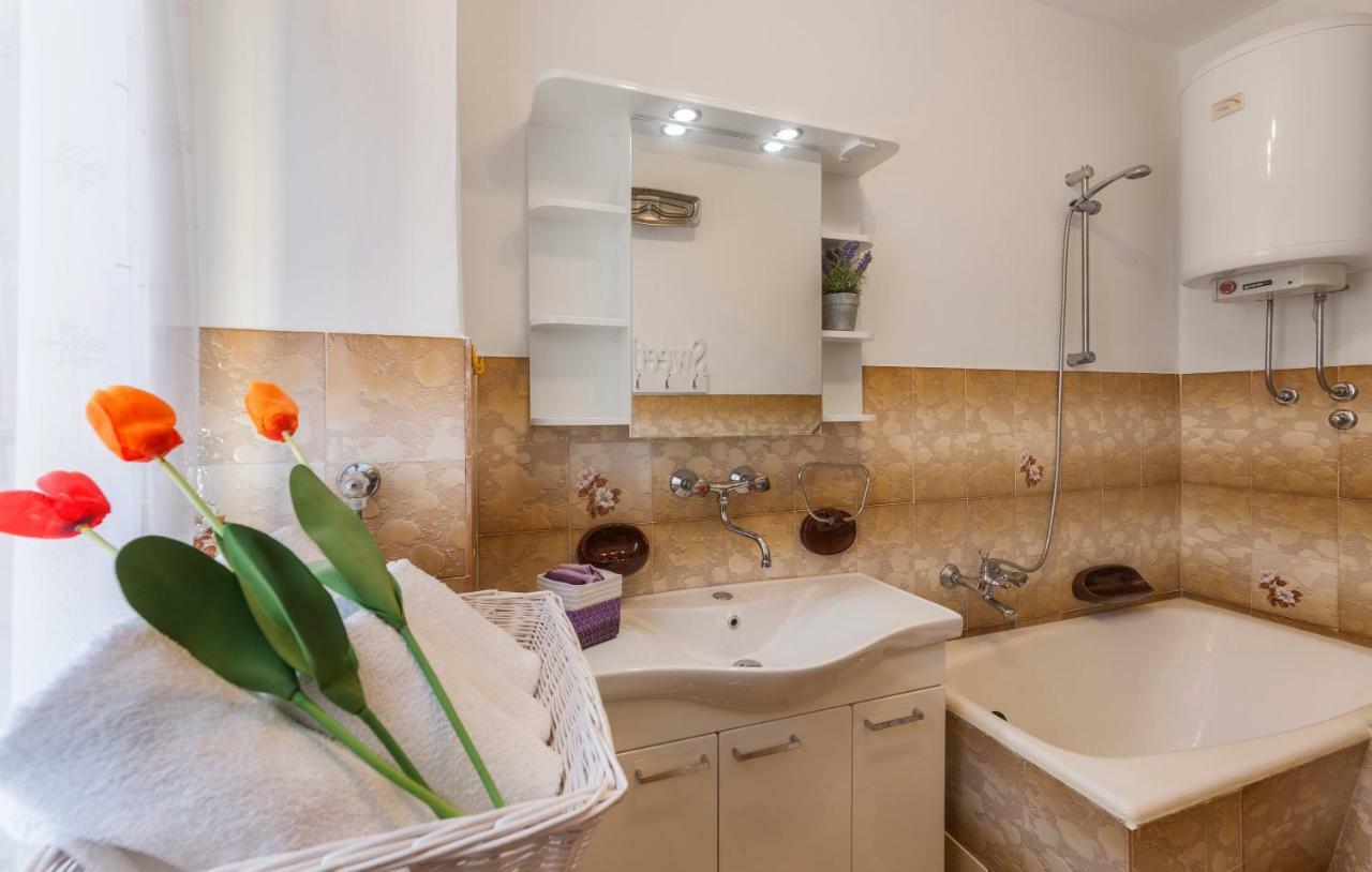 Two Bedroom Apartment, Nice Neighborhood, Free Parking, Wifi Póla Kültér fotó